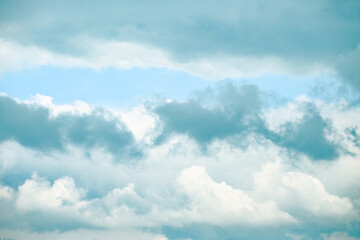 Fototapeta premium The sky is overcast, hiding the sun from view. The clouds are a blend of white and grey.