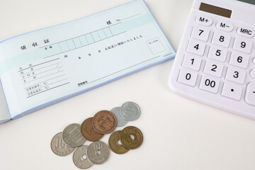 領収証と電卓とお金