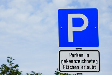Schild Parken in gekennzeichneten Flächen erlaubt