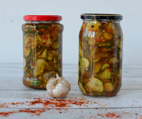 Ogórki w plasterkach z chilli i czosnkiem w zalewie w słoiku © Hanna