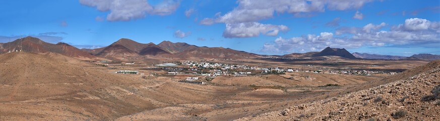 Panorama von Tuineje, Fuerteventura - Blick von der Flanke des Berges Montana de Tamasite über den kompletten Ort mit Landschaft