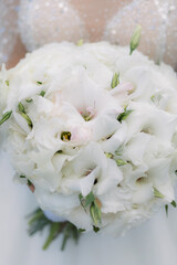 Obraz premium A large wedding bouquet in the hands of a stylish bride.