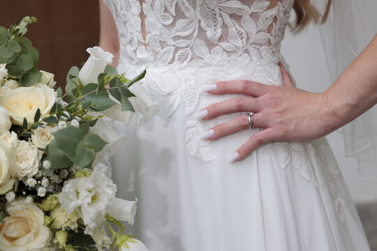 brautkleid hochzeit frauenhand ehering