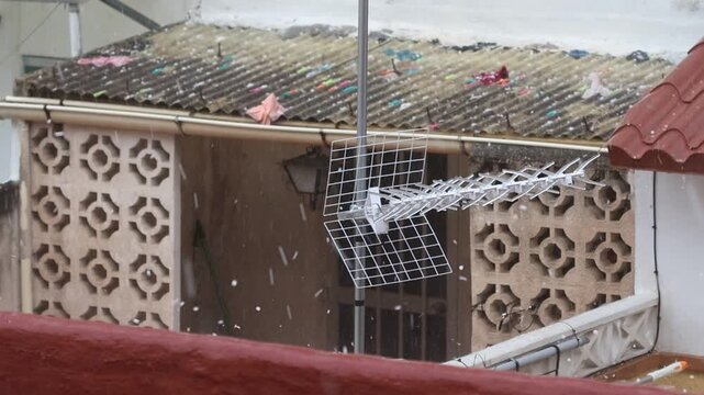 Granizo rebotando sobre tejado en Alcoy el 13 de agosto de 2024, Espa&ntilde;a
