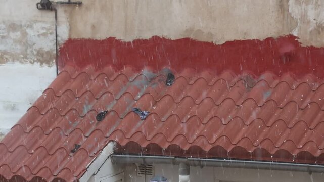 Granizo rebotando sobre tejado en Alcoy el 13 de agosto de 2024, Espa&ntilde;a