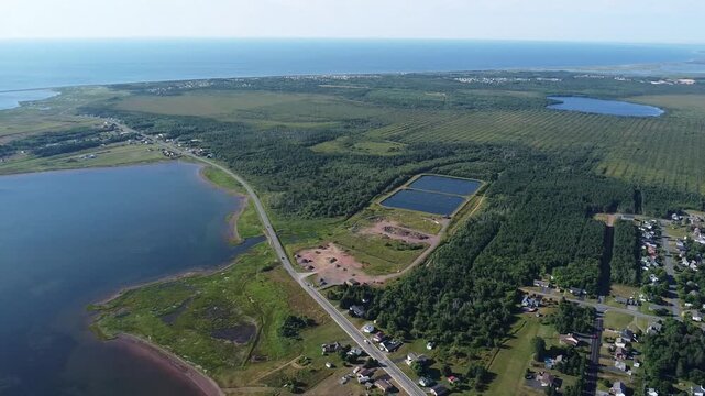  Vue panoramique a haute altitude du village de Le Goulet ( Shippagan ) au Nouveau-Brunswick, avec un drone.. Vue a&eacute;rienne du goulet reliant la Baie-des-Chaleurs au Golfe Saint-Laurent.