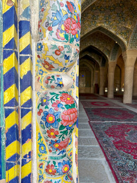 Halle der Vakil Moschee in Shiraz in Iran, 2022