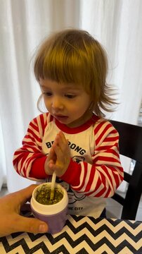 VIDA FAMILIAR, NI&Ntilde;O TOMANDO MATE