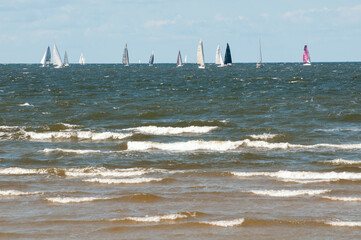 żaglówki na morzu © marsad