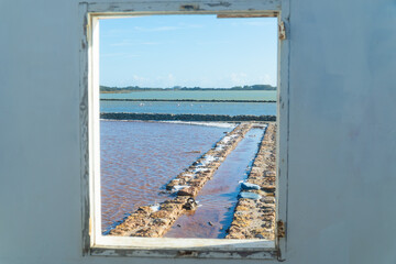 Formentera: Estany Pudent laguna salina que permite observar naturaleza, aves, y pasear por su entorno en un recorrido a pie, o en bici. Flamencos