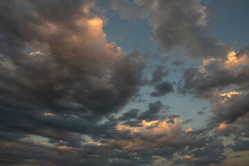 Obraz premium Cloudscape, Colored Clouds at Sunset near the Ocean in a Cloudy Day