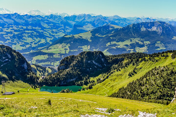 Obraz premium Stockhorn, Hinterstockensee, Bergsee, Mieschflue, Chrindi, Walpersbergflue, Wanderweg, Klettern, Fischer, Aussicht, Alpen, Berner Oberland, Simmental, Kanton Bern, Sommer, Schweiz