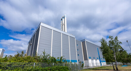Obraz premium A large industrial building with a tall chimney