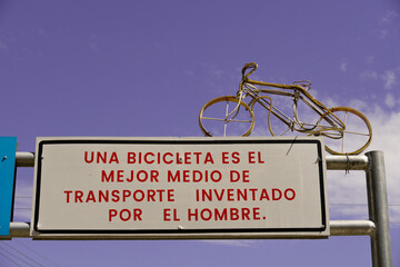 Obraz premium Signs, traffic signs in Spanish of a ciclovia, ecological message that says “A bicycle is the best means of transportation”.