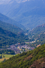 Fototapeta premium Vallée de la Garonne côté espagnol et la ville de Les depuis les hauteurs du village de Bausen