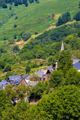 Village de Bausen, à flanc de montagne dans les Pyrénées, à la frontière franco-espagnole