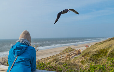 Blonde Frau und Möwe Küstenlandschaft Brücke Sylt