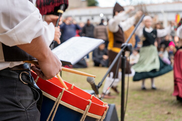 Músico tocando el tambor en un concierto con baile al aire libre