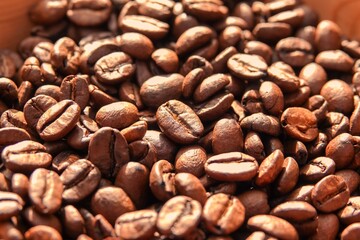 Un tas de grains de café à la lumière du soleil, avec effet de lumière chaude