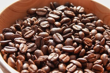 Un tas de grains de café à la lumière du soleil