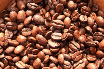 Un tas de grains de café à la lumière du soleil, avec effet de lumière chaude