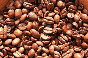 Gardinen Kaffeebohnen Un tas de grains de café à la lumière du soleil, avec effet de lumière chaude  © Romain P19