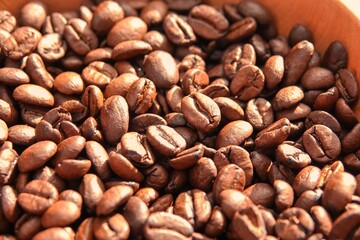 Un tas de grains de café à la lumière du soleil, avec effet de lumière chaude