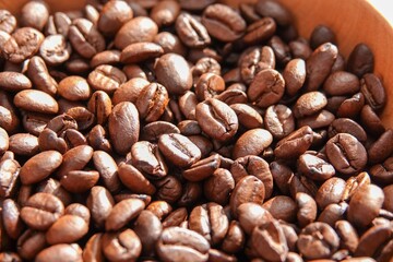 Un tas de grains de café à la lumière du soleil