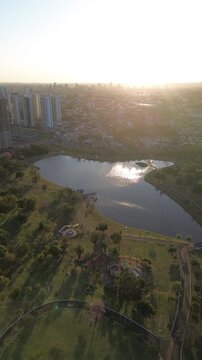 Parque da na&ccedil;&otilde;es ind&iacute;genas Campo Grande - MS na vertical
