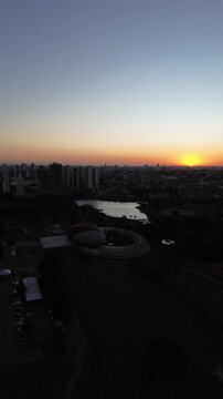 Parque da na&ccedil;&otilde;es ind&iacute;genas Campo Grande - MS na vertical