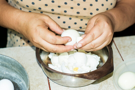 mano de mujer pelando huevos cocidos