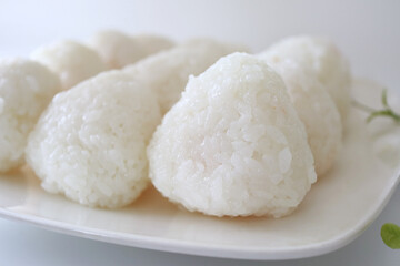 皿に盛られたおにぎり