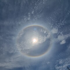 태양 주위에 만들어진 무지개