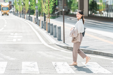 横断歩道を渡るビジネスウーマン・ワーキングママ
