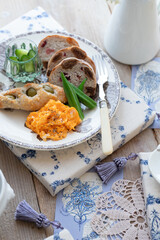 オリーブレーズンパンとスクランブルエッグ