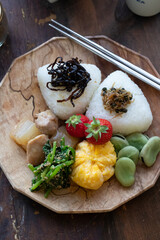 卵の茶巾蒸しとおむすびのワンプレートごはん