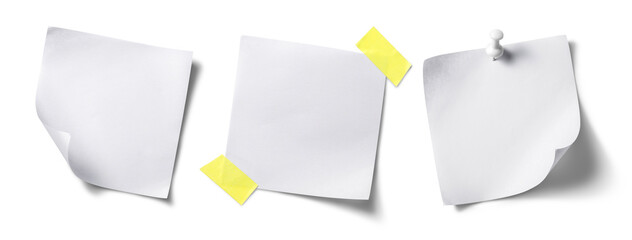 壁に貼られた空白の白い紙片のテクスチャー