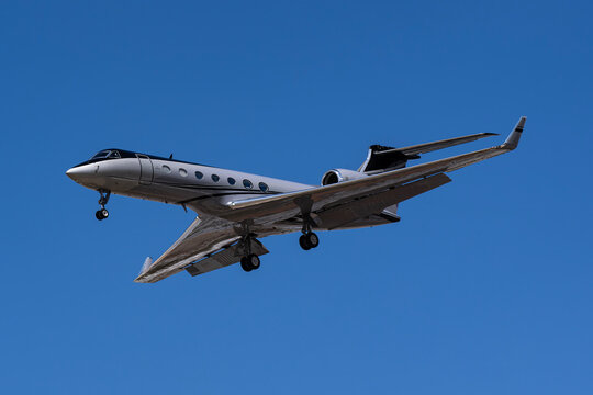 Harry Reid Airport, 8-10-24 Las Vegas, Nv USA..

Private Gulfstream G550 N679MS on final for 26L at Harry Reid International Airport