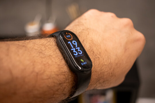 Pulseira inteligente que monitora atividade física e saúde.  - Powered by Adobe