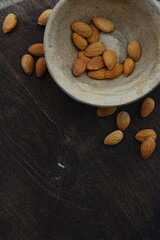 Almendras en bol blanco, alimento, natural, saludable, nutritivo, textura rugosa,beige 