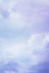 柔らかい雲とパステル調の水彩背景とコピースペース