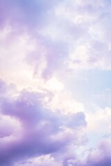 Obraz premium 柔らかい雲とパステル調の水彩背景とコピースペース
