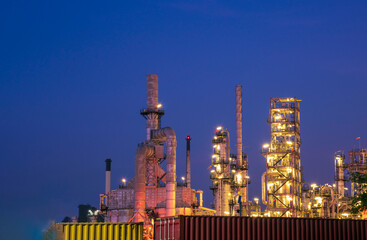 Obraz premium Oil refinery gas petrol plant industry with crude tank, gasoline supply and chemical factory. Petroleum barrel fuel heavy industry oil refinery manufacturing factory plant. Refinery industry concept