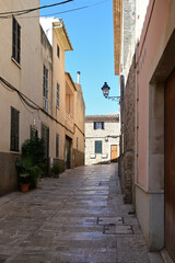 eine strasse in der altstadt von alcudia auf mallorca, spanien