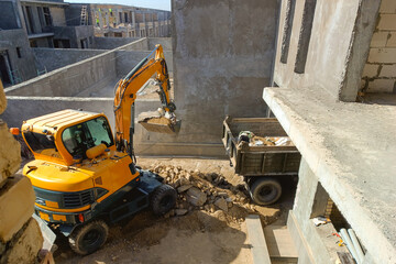 yellow wheeled mini excavator © Родион Бондаренко