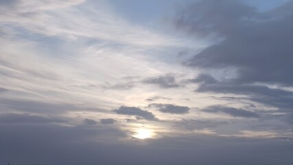 Obraz premium Serene twilight sky image, wispy clouds at twilight dusk, evening, natural beauty, landscape, scenic, horizon, sunrays stock photo 