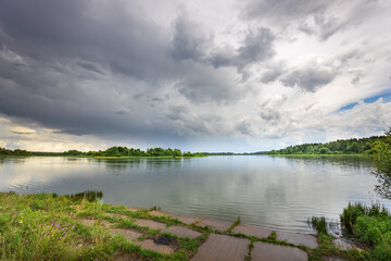 Naklejka premium A lake with a cloudy sky above it