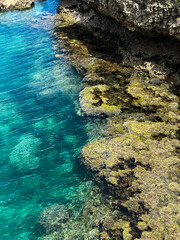 沖縄の透き通る青い海