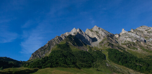 Massif montagneux en Haute-Savoie
