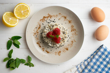 Delicious Thai sticky rice with fresh fruit.